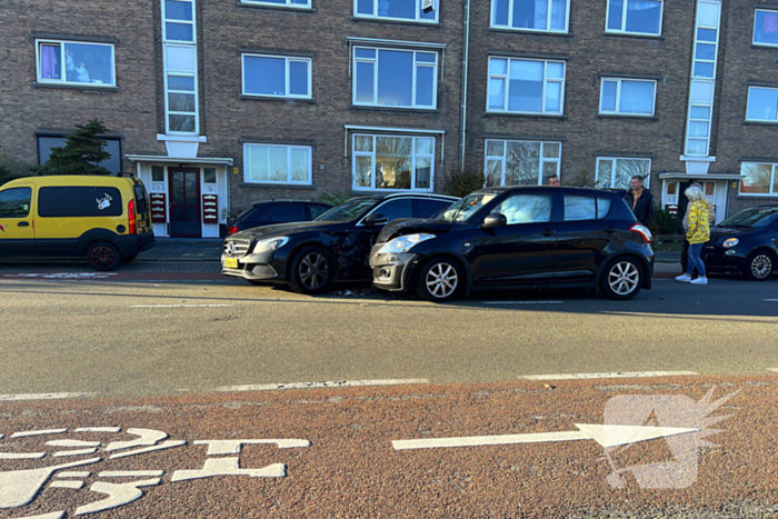 Automobilist verlaat parkeervak en botst op doorgaand verkeer