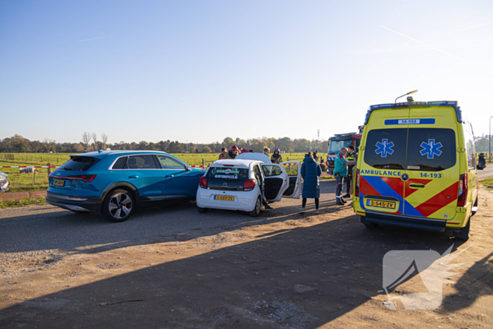 Onderzoek naar oorzaak botsing tussen twee auto's