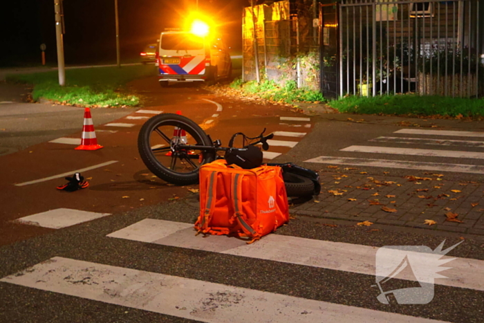 Fatbike bezorger en automobilist met elkaar in botsing