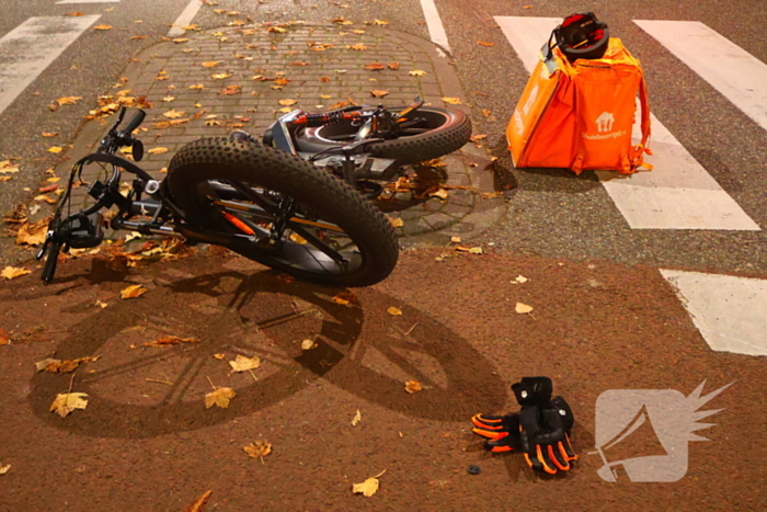 Fatbike bezorger en automobilist met elkaar in botsing