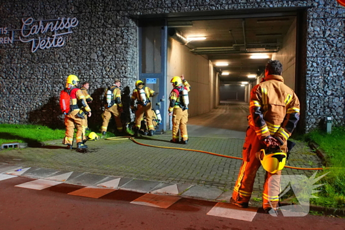 Brandend restafval in parkeergarage zorgt voor rookontwikkeling