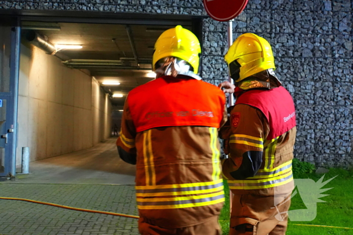 Brandend restafval in parkeergarage zorgt voor rookontwikkeling