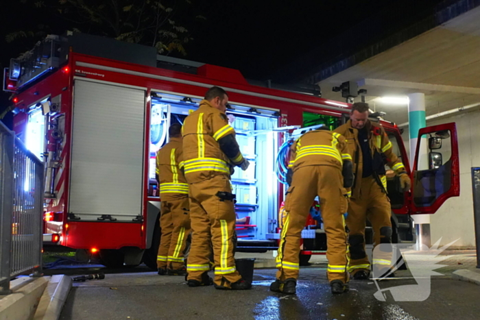 Brandend restafval in parkeergarage zorgt voor rookontwikkeling