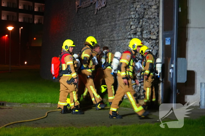 Brandend restafval in parkeergarage zorgt voor rookontwikkeling