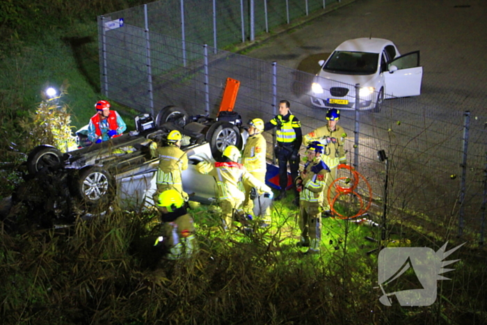 Auto rijdt van talud en belandt op de kop, inzittende gereanimeerd