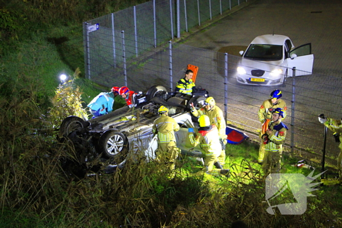 Auto rijdt van talud en belandt op de kop, inzittende gereanimeerd