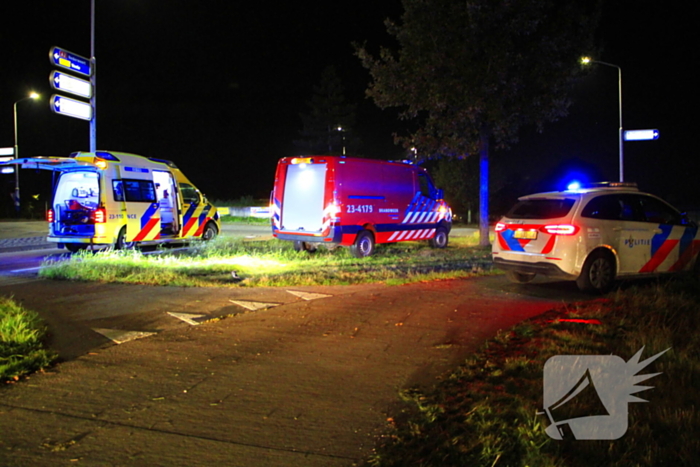 Auto rijdt van talud en belandt op de kop, inzittende gereanimeerd