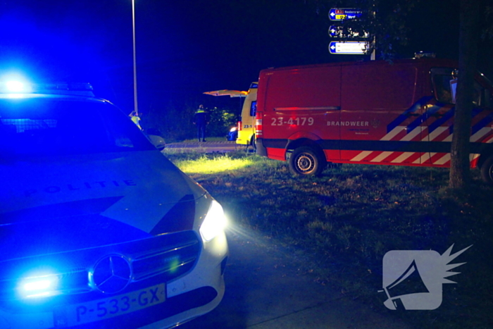 Auto rijdt van talud en belandt op de kop, inzittende gereanimeerd