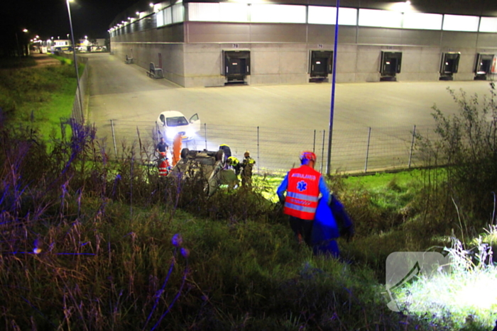 Auto rijdt van talud en belandt op de kop, inzittende gereanimeerd