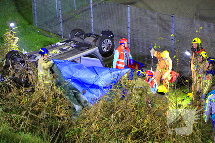 Auto rijdt van talud en belandt op de kop, inzittende gereanimeerd