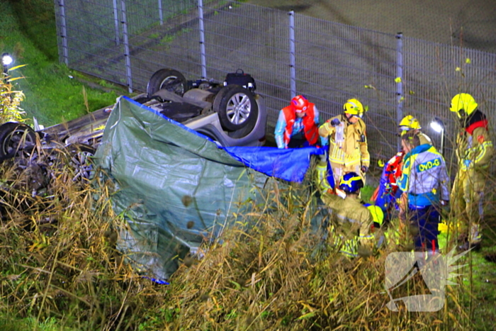 Auto rijdt van talud en belandt op de kop, inzittende gereanimeerd