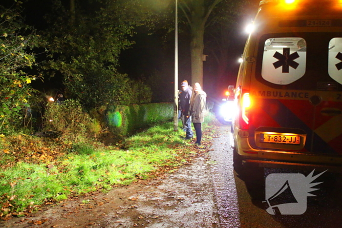 Auto komt op zijkant in tuin terecht, bestuurder aangehouden