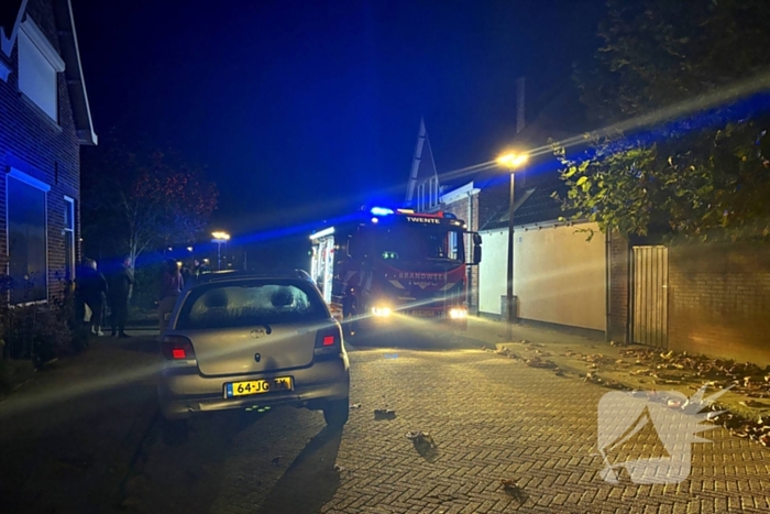 Brand achter woning door kortsluiting