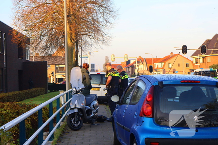 Scooterrijder gewond bij botsing met personenauto