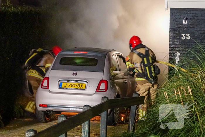 Geparkeerde auto vliegt spontaan in brand