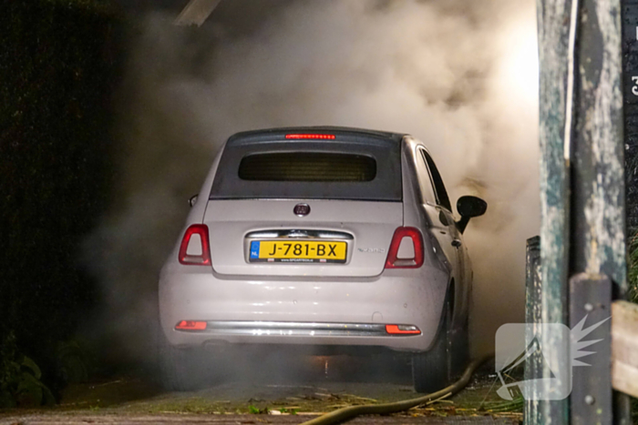 Geparkeerde auto vliegt spontaan in brand