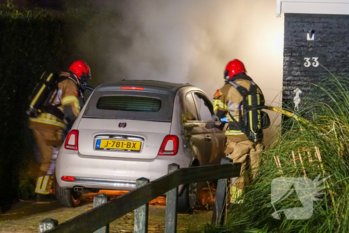 Geparkeerde auto vliegt spontaan in brand