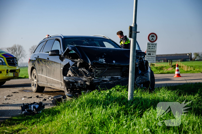 Auto belandt in sloot na frontale botsing op kruising