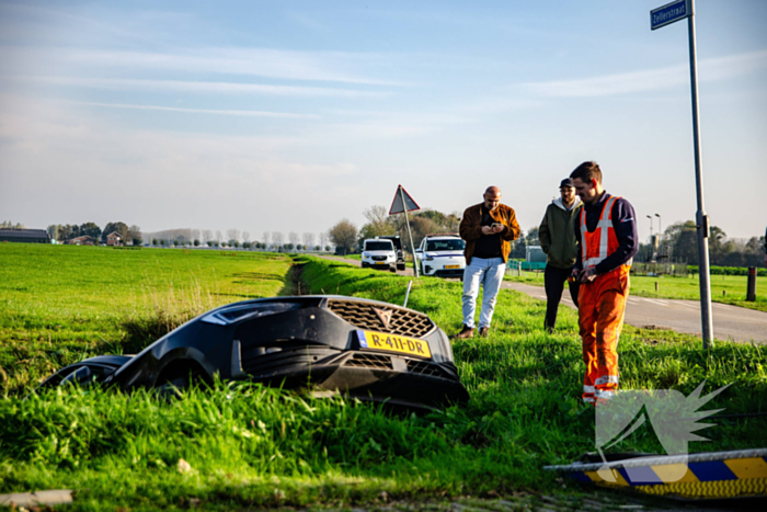 Auto belandt in sloot na frontale botsing op kruising