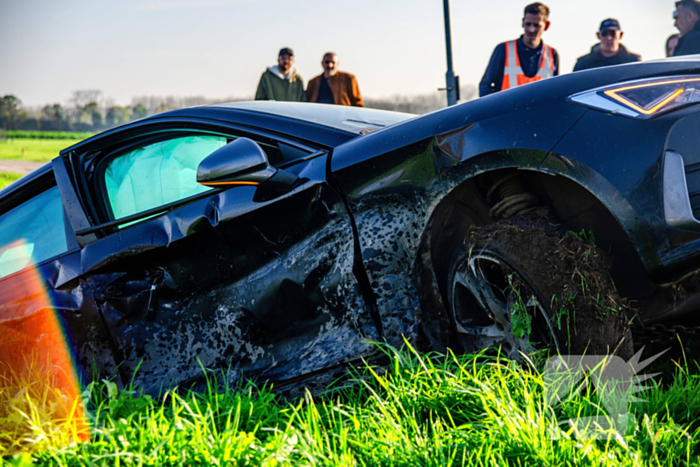 Auto belandt in sloot na frontale botsing op kruising