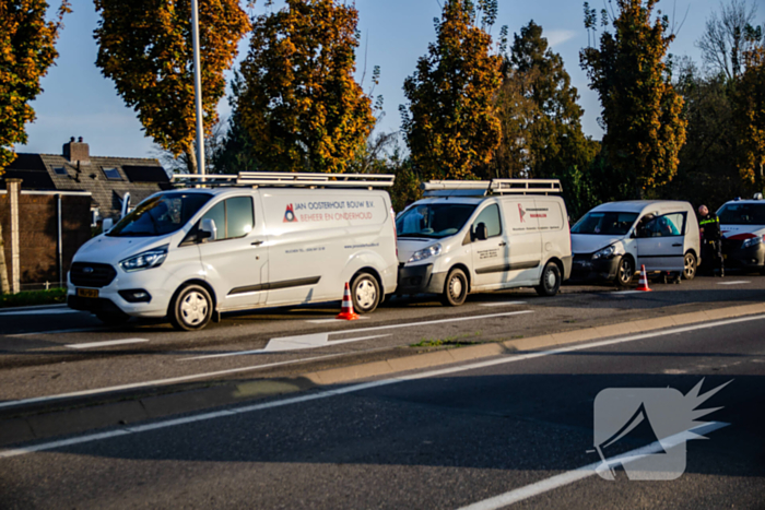 Bestuurders van bestelbussen klappen achter op elkaar