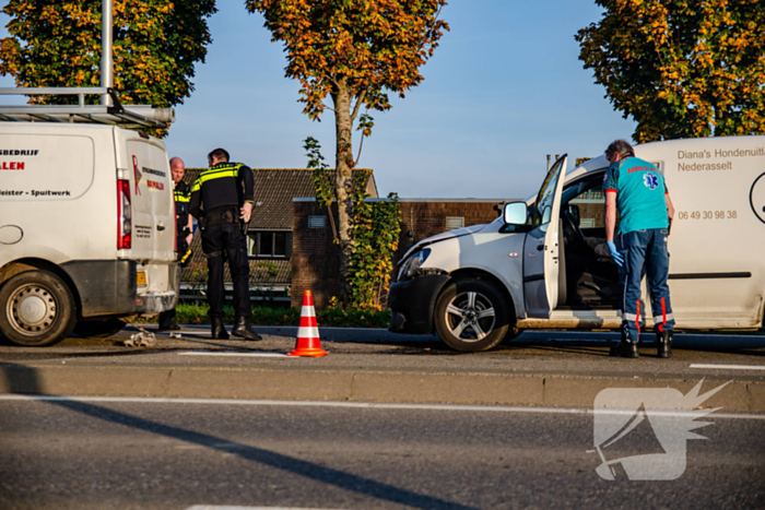 Bestuurders van bestelbussen klappen achter op elkaar