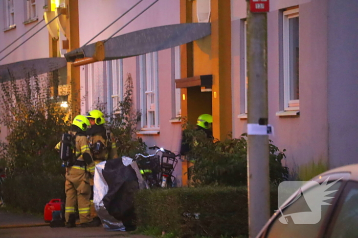 Specialistisch politieteam treft overleden persoon aan bij inval na flatbrand