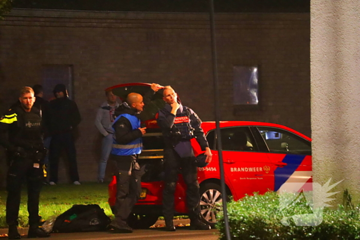 Specialistisch politieteam treft overleden persoon aan bij inval na flatbrand