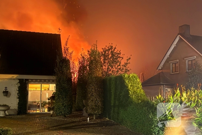 Vlammen slaan uit dak van schuur