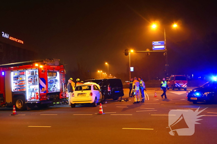 Taxichauffeur door brandweer uit bus bevrijdt