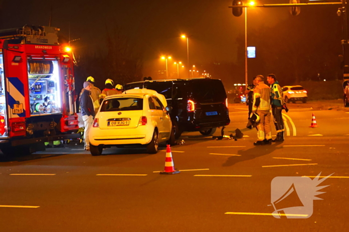 Taxichauffeur door brandweer uit bus bevrijdt