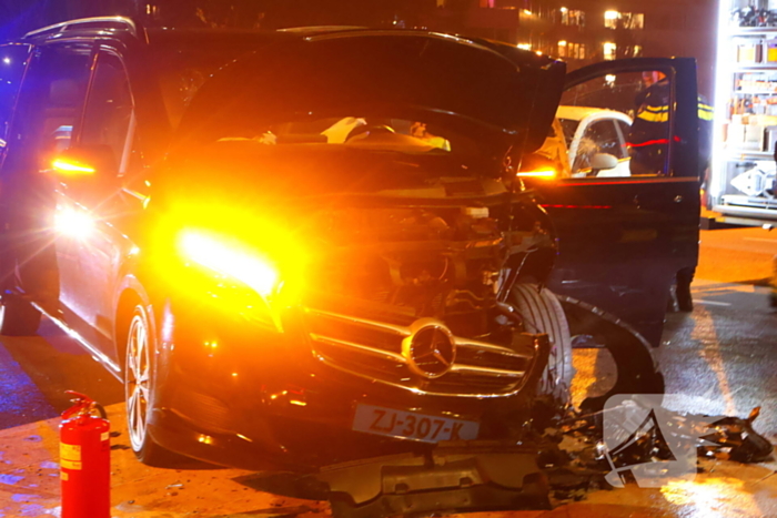 Taxichauffeur door brandweer uit bus bevrijdt