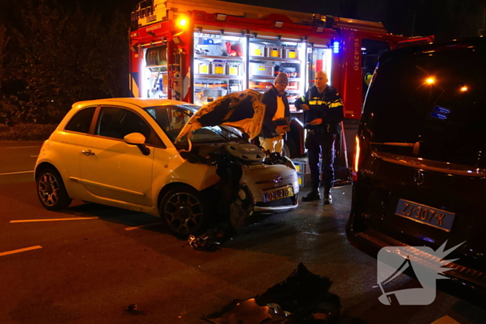 Taxichauffeur door brandweer uit bus bevrijdt