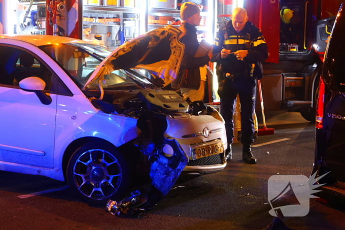 Taxichauffeur door brandweer uit bus bevrijdt