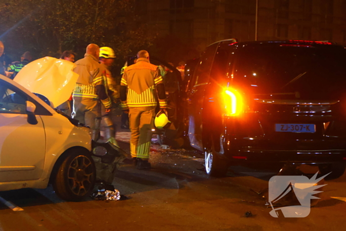 Taxichauffeur door brandweer uit bus bevrijdt