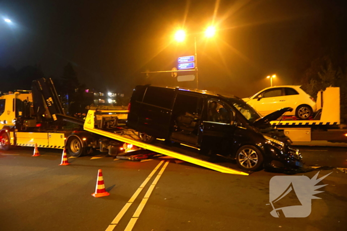 Taxichauffeur door brandweer uit bus bevrijdt