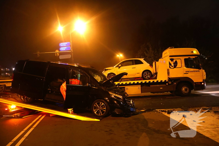 Taxichauffeur door brandweer uit bus bevrijdt