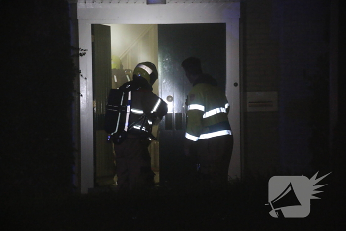 Brandweer blust brand in keuken, bewoner nagekeken