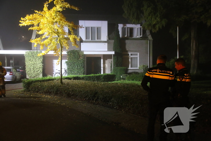 Brandweer blust brand in keuken, bewoner nagekeken