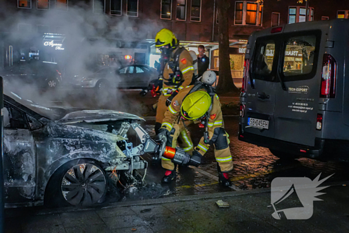 Auto gaat in vlammen op en zorgt voor forse rookontwikkeling