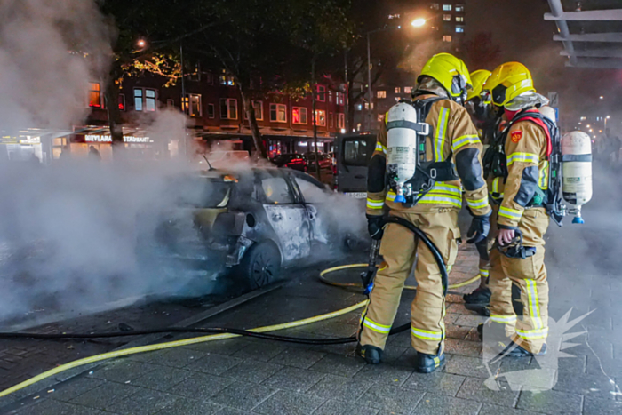 Auto gaat in vlammen op en zorgt voor forse rookontwikkeling