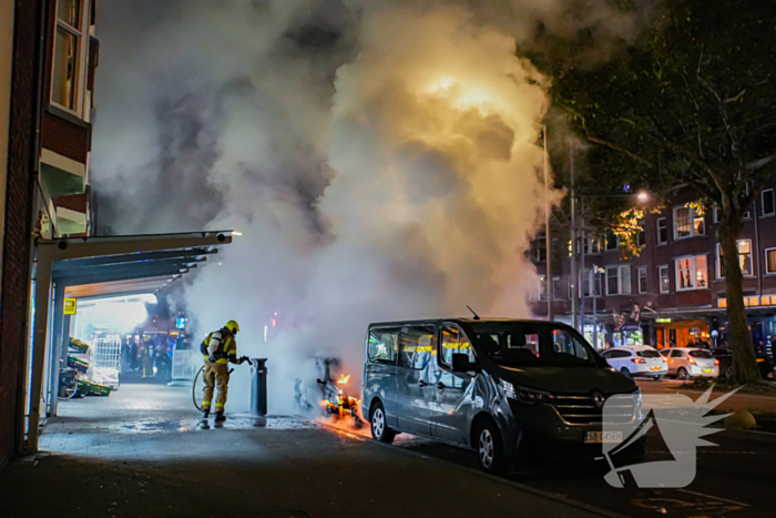 Auto gaat in vlammen op en zorgt voor forse rookontwikkeling