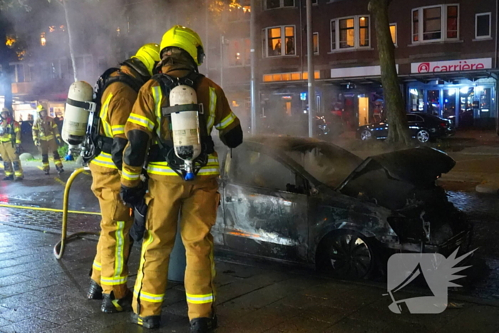 Auto gaat in vlammen op en zorgt voor forse rookontwikkeling