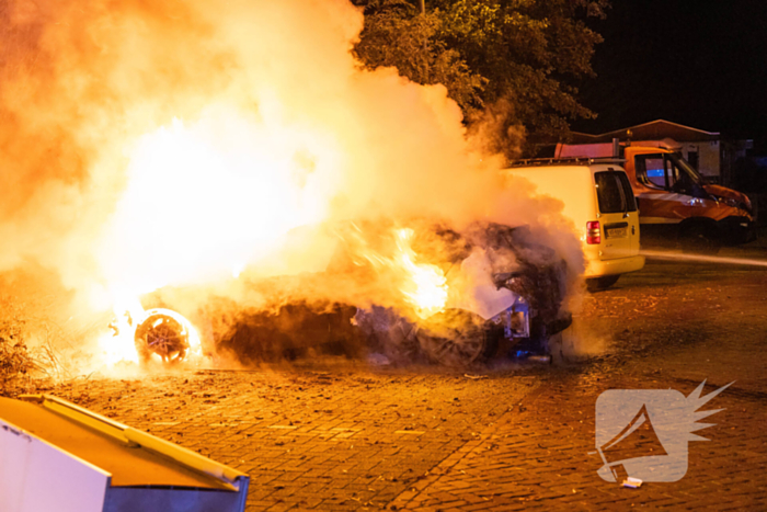 Vlammenzee op parkeerplaats in nachtelijke uren