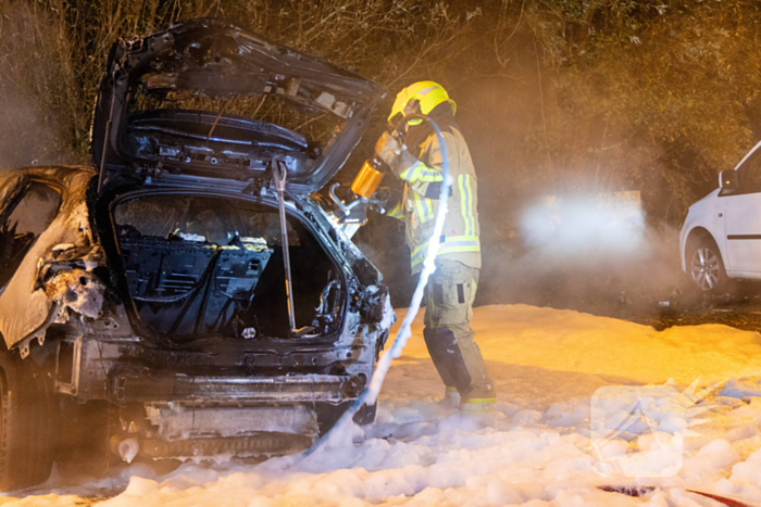 Vlammenzee op parkeerplaats in nachtelijke uren