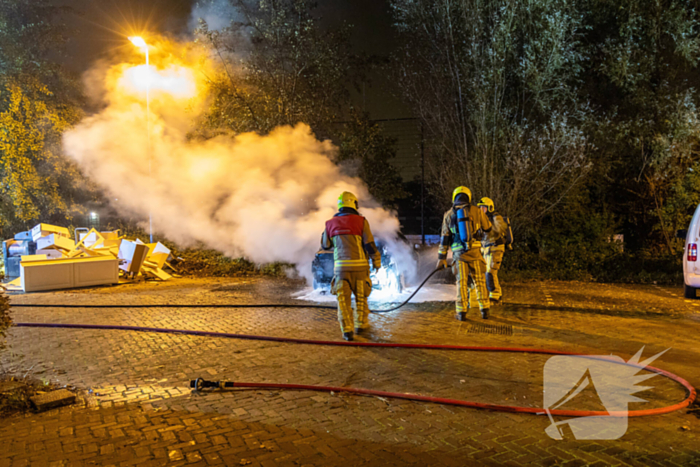 Vlammenzee op parkeerplaats in nachtelijke uren