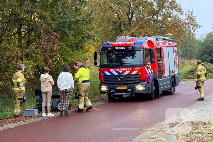 Scootmobiel raakt van de weg belandt in sloot