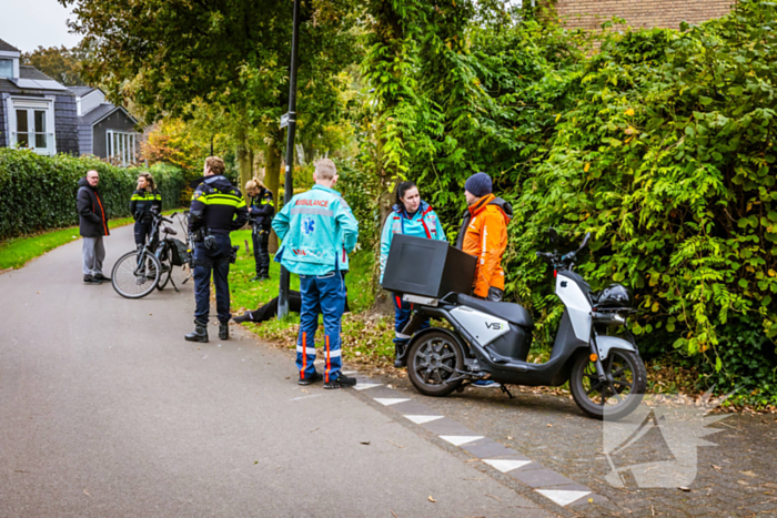 Bezorgscooter en fietser botsen op kruising