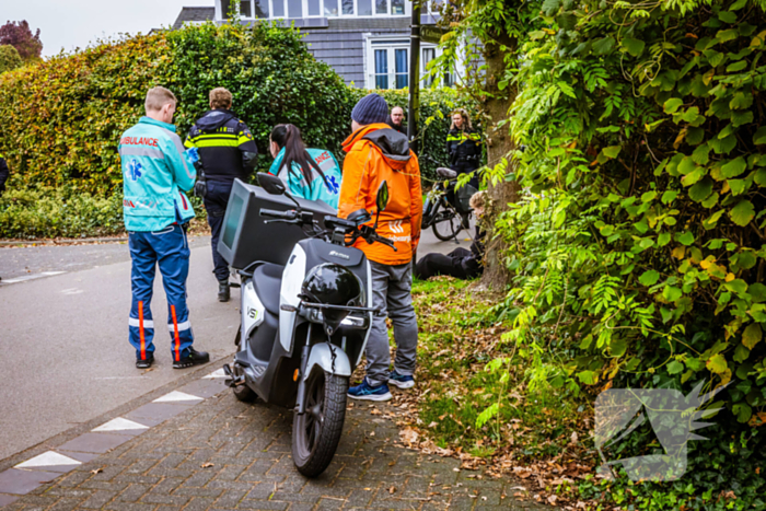 Bezorgscooter en fietser botsen op kruising