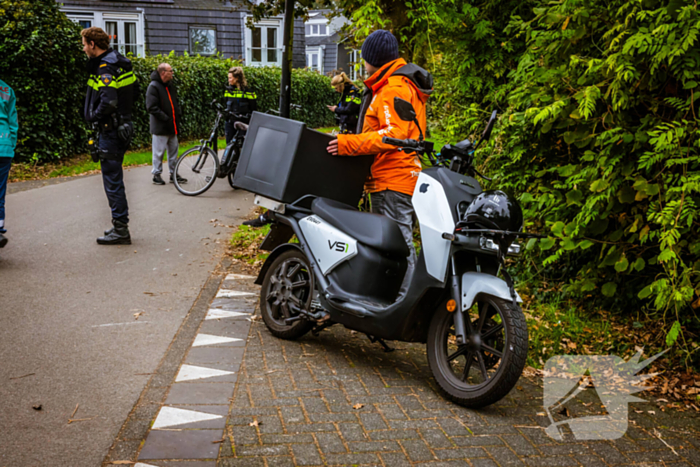 Bezorgscooter en fietser botsen op kruising